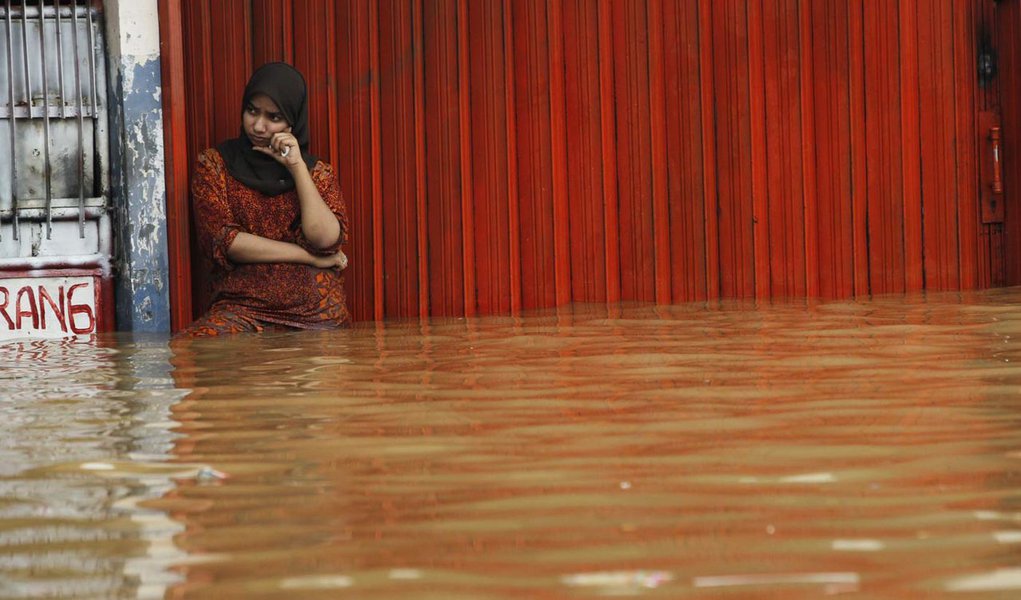 Os estados de Kelantan e de Terengganu são os mais prejudicados pelas chuvas fortes que afetam a Malásia há quase duas semanas. Alguns veículos de comunicação locais classificaram essas chuvas como as piores das últimas décadas