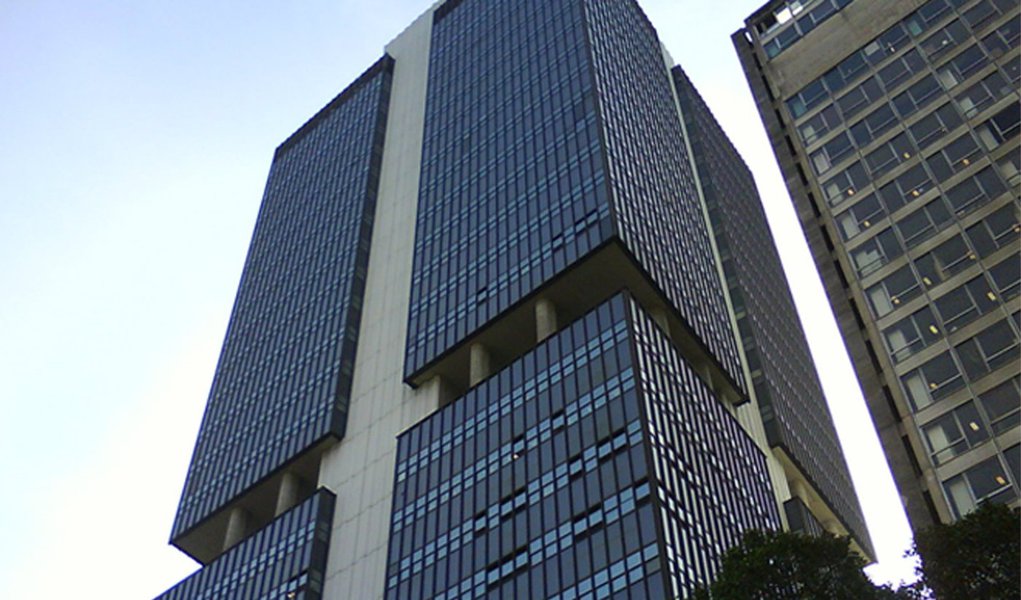 Comitê de Política Monetária (Copom) aumentou nesta quarta (3) a taxa Selic em 0,5 ponto percentual, para 11,75% ao ano; órgão aumentou o ritmo do aperto monetário; na reunião anterior, no fim de outubro, a taxa tinha sido reajustada em 0,25 ponto;  taxa está no maior nível desde meados de outubro de 2011, quando estava em 12% ao ano