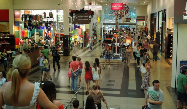 Expansão das vendas este ano deve ficar em 2%, o pior Natal para o setor em dez anos, segundo avaliação do economista-chefe da Confederação Nacional do Comércio, diante de índices entre 4% e 5% nos anos anteriores; razões seriam a economia fraca, a desconfiança do consumidor, juro e dólar altos e limitações de empréstimos pelos bancos; setor de eletroeletrônicos, dependente de linhas de financiamento, é o que venderá menos
