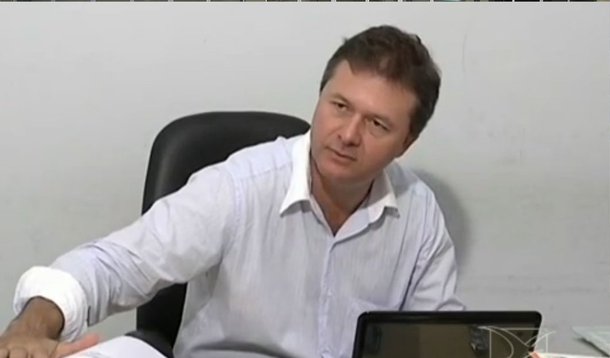 O Tribunal de Justiça do Maranhão decidiu afastar preventivamente de suas funções o juiz da 4ª Vara Civil de Imperatriz, Marcelo Baldochi, acusado de abuso de autoridade contra funcionários da TAM; por decisão do Tribunal de Justiça, o magistrado ficará afastado de suas funções até o fim da sindicância que está sendo realizada pela Corregedoria de Justiça; Baldochi deu voz de prisão a três funcionários da companhia aérea, no início de dezembro, após chegar atraso para embarque