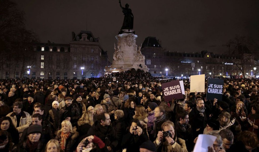 Centenas de milhares de cidadãos franceses serão acompanhados por dezenas de líderes estrangeiros, entre eles representantes árabes e muçulmanos, em uma marcha em Paris neste domingo em homenagem às vítimas de ataques de militantes islâmicos ocorridos há poucos dias na redação do semanário satírico Charlie Hebdo e a um mercado judeu; manifestação silenciosa começa às 12 horas, horário de Brasilia; participam a chanceler alemã Angela Merkel, o primeiro-ministro britânico David Cameron, o primeiro-ministro italiano Matteo Renzi, o presidente da França François Hollande e os líderes Ahmet Davutoglu (Turquia) e Benjamin Netanyahu (Israel), entre outros