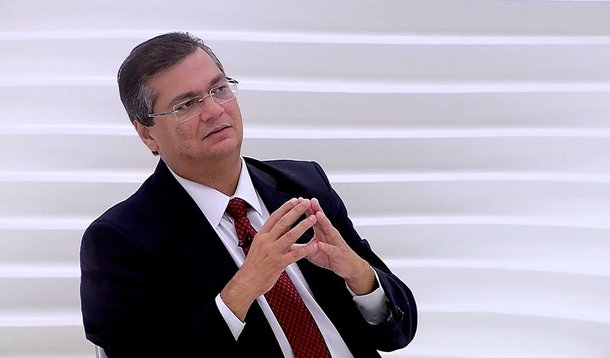 Governador do Maranhão, Flávio Dino apresentou à presidenta Dilma reivindicação para que a construção da Refinaria Premium 1 seja retomada, ainda que em menor escala; segundo o gestor, Dilma autorizou que ele converse com o presidente da Petrobras, Aldemir Bendine,e refaça o pedido para que, quando houver a retomada de investimentos da estatal, a refinaria maranhense tenha prioridade; se não for possível retomar a construção total da obra, orçada em R$ 20 bi e paralisada há três anos, a proposta de Flávio Dino é que seja autorizada a construção parcial de uma refinaria de menor porte, que dispensaria cerca de R$ 8 bi