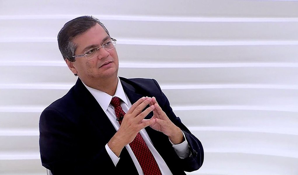 Governador do Maranhão, Flávio Dino apresentou à presidenta Dilma reivindicação para que a construção da Refinaria Premium 1 seja retomada, ainda que em menor escala; segundo o gestor, Dilma autorizou que ele converse com o presidente da Petrobras, Aldemir Bendine,e refaça o pedido para que, quando houver a retomada de investimentos da estatal, a refinaria maranhense tenha prioridade; se não for possível retomar a construção total da obra, orçada em R$ 20 bi e paralisada há três anos, a proposta de Flávio Dino é que seja autorizada a construção parcial de uma refinaria de menor porte, que dispensaria cerca de R$ 8 bi