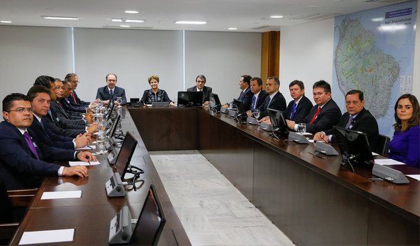 Entre os itens estão o fim do financiamento empresarial a candidatos e partidos políticos e a criminalização do caixa 2 de campanha eleitoral; propostas foram apresentadas pela Ordem dos Advogados do Brasil à presidente no momento em que o governo se prepara para enviar ao Congresso Nacional um pacote de medidas de combate à corrupção