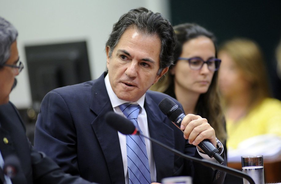 Declaração foi feita pelo empresário Augusto Mendonça Neto, presidente da Setal Engenharia e executivo da Toyo Setal Empreendimentos, à CPI da Petrobras; afirmação confirma segunda versão do depoimento do ex-diretor Paulo Roberto Costa, que retificou suas acusações à Polícia Federal; ele disse que Costa e Duque trabalhavam em conjunto na estatal e explicou como funcionava o "clube" de empreiteiras criado para participar de licitações