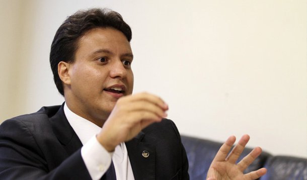 Governador eleito Flávio Dino indicou o advogado Felipe Camarão (foto) para conduzir a Secretaria de Gestão e Previdência Social (Segep), que terá a missão de valorizar os servidores públicos; segundo o dirigente, "será uma mesa permanente com reuniões mensais ou bimestrais em que os servidores ou seus representantes serão ouvidos antes das decisões que afetem de qualquer modo os interesses dos servidores, assim como os manteremos constantemente informados sobre a gestão"; "A transparência será uma palavra chave no Governo Flávio Dino", afirmou