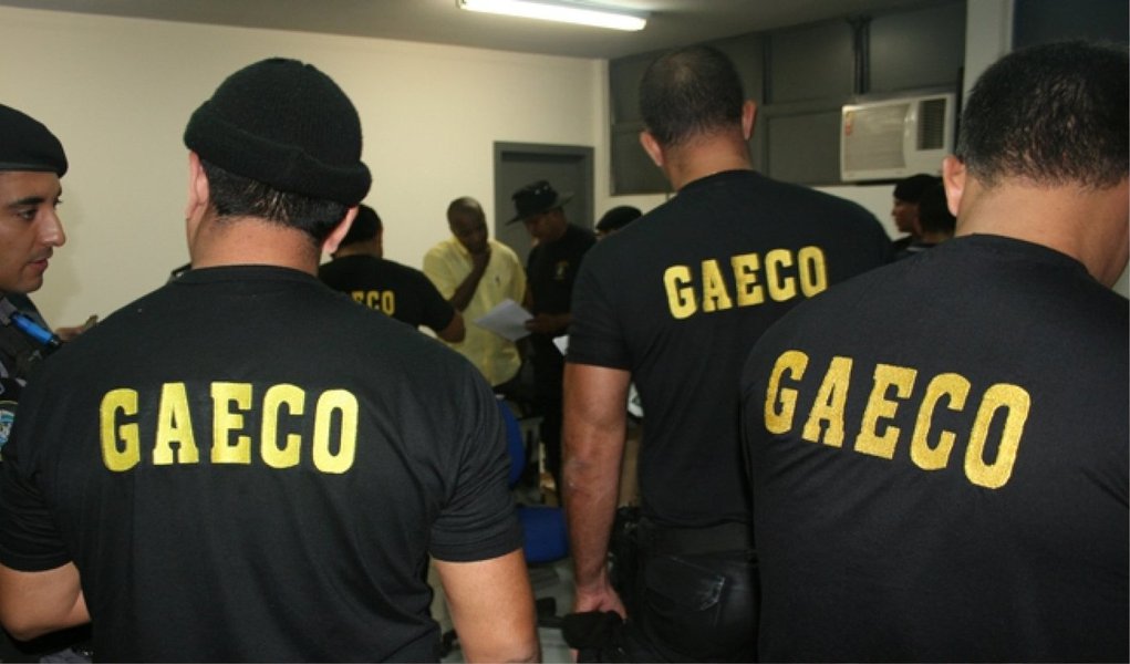 Em atendimento à denuncia oferecida pelo Gaeco do Ministério Público do Estado do Rio, os policiais da 51ª DP (Paracambi) deram início a operação para desarticular uma quadrilha de traficantes e cumprir mandados de prisão contra envolvidos no tráfico de drogas na localidade conhecida como Lajes; a operação contou com apoio de diversas delegacias da Baixada Fluminense e foram cumpridos 24 mandados de prisão, sendo sete contra pessoas que já estavam em presídios do estado