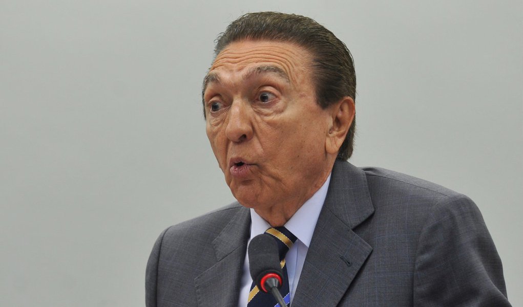 Um funcionário da Petrobras apontou à Polícia Federal (PF) um afilhado do ministro de Minas e Energia, Edison Lobão (PMDB-MA), como um dos envolvidos na contratação de diversas embarcações “a preços superiores aos do mercado internacional”; denunciante afirma que as comissões de afretamento de navios correspondem a 1,25% do valor do contrato de aluguel do navio, que devem ser devolvidos ao contratante, conforme a prática usual do mercado; segundo o delator, os contratos firmados pela Petrobras preveem esse desconto, porém o abatimento não é repassado para a estatal, onde executivos da própria empresa se apropriam das comissões, que podem chegar a R$ 200 milhões por mês, considerando o afretamento de 200 navios