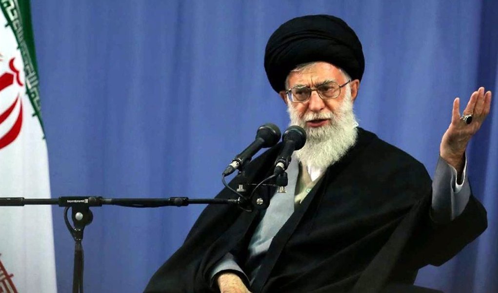 O líder supremo iraniano, aiatolá Ali Khamenei, disse nesta quarta-feira que as ameaças militares feitas nos últimos dias pelos Estados Unidos podem inviabilizar as negociações nucleares, num momento em que o Irã e seis grandes potências mundiais tentam cumprir o prazo 30 de junho para um acordo final; "Manter negociações nucleares (com as grandes potências) sob a sombra da ameaça é inaceitável para o Irã... Nossa nação não vai aceitar isso... as ameaças militares não vão ajudar as conversações", disse Khamenei