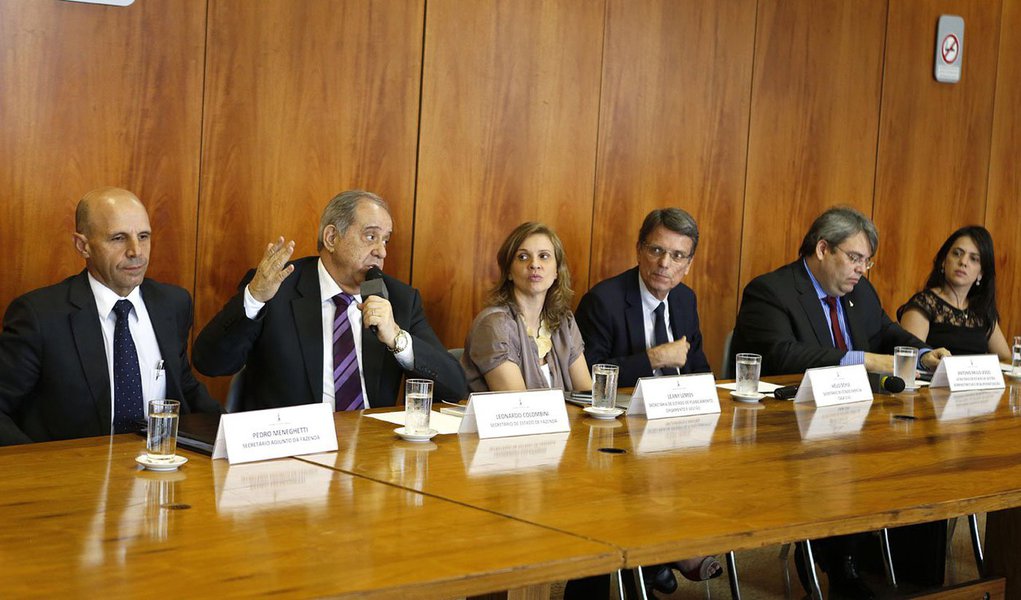 Relatório de Gestão Fiscal do terceiro quadrimestre de 2014, divulgado pelo GDF, apresenta as contas do ano passado dentro do limite de 49% da receita corrente líquida para despesas de pessoal; o percentual é estabelecido pela LRF, mas não reflete a situação financeira deixada pela gestão de Agnelo Queiroz; gastos com pessoal excederam em 95% o permitido; também não foram cumpridos compromissos como pagamento de salários e décimo terceiro; "O governo identificou uma dívida herdada superior a R$ 3 bilhões. Destes, apenas R$ 887,2 milhões constam dos registros", afirma o secretário de Fazenda, Leonardo Colombini