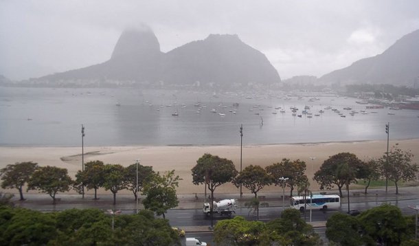 A cidade do Rio de Janeiro entrou em estágio de atenção com a aproximação de uma frente fria e a formação de um sistema de áreas de baixa pressão, que deve provocar chuva e rajadas de vento fortes; além da capital, os municípios de Nova Friburgo, Petrópolis e Teresópolis, na região serrana, e Angra dos Reis, Mangaratiba e Paraty, na Costa Verde, já estão em estágio de alerta; em caso de ocorrências, a população deve ligar para os telefones 199, da Defesa Civil, e 193, do Corpo de Bombeiros