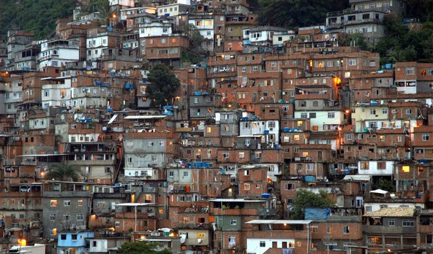 A concessionária de energia Light informou que conseguiu normalizar o abastecimento na comunidade Nova Brasília, no Complexo do Alemão; moradores estavam sem luz após disparos feitos em um tiroteio atingiram transformadores e cabos da rede; técnicos da companhia começaram a trabalhar na manhã de hoje para restabelecer o fornecimento; o serviço não foi feito na madrugada por questões de segurança; transformadores, redes e cabos foram trocados e parte da rede atingida pelos tiros foi reconstruída