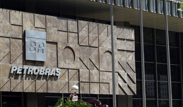 A Petrobras fechou acordos com a Caixa Econômica Federal, Bradesco, Banco do Brasil e Standard Chartered que complementam necessidades de recursos da empresa, garantindo à petroleira a cobertura de suas necessidades de financiamentos para 2015; entre financiamento e limites de crédito pré-aprovado, o somatório das operações chega a R$ 9,5 bilhões; a Petrobras anunciou ainda negócio envolvendo plataformas, no valor de 3 bilhões de dólares