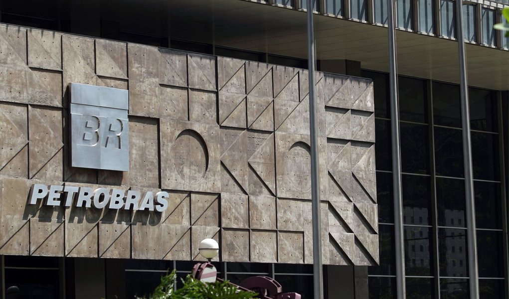 A Petrobras fechou acordos com a Caixa Econômica Federal, Bradesco, Banco do Brasil e Standard Chartered que complementam necessidades de recursos da empresa, garantindo à petroleira a cobertura de suas necessidades de financiamentos para 2015; entre financiamento e limites de crédito pré-aprovado, o somatório das operações chega a R$ 9,5 bilhões; a Petrobras anunciou ainda negócio envolvendo plataformas, no valor de 3 bilhões de dólares