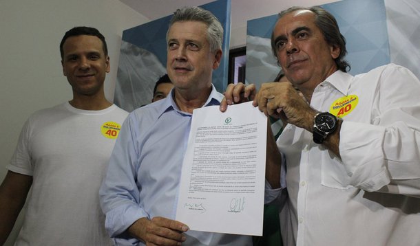 Após reunião realizada na terça-feira (14), a Executiva regional do PV decidiu apoiar Rodrigo Rollemberg (PSB) no segundo turno das eleições para governador do Distrito Federal; o PV, que compôs a base do governador Agnelo Queiroz (PT) no primeiro turno, alegou reconhecer que "o programa de governo de Rollemberg apresenta as melhores propostas para o conjunto da sociedade do DF neste segundo turno das eleições"; candidato do PSB conta com apoio do PPS, PRP e PSDB, legenda que deixou para trás um histórico de alianças com José Roberto Arruda (PR) e Joaquim Roriz (PR) para apostar em chapa socialista 
