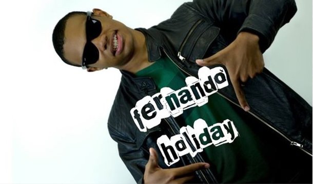 "Um ilustre desconhecido, muito jovem, inaugura uma página no Facebook poucos dias antes do protesto anti Dilma. Minutos depois, pessoas que obviamente não pertencem ao seu grupo social curtem uma foto dele sem nada de especial, ele posta um vídeo (profissional), o vídeo explode na internet (teria sido "patrocinado"?) e o rapaz acaba, cerca de um mês depois, virando notícia na home do UOL", escreve o blogueiro Eduardo Guimarães, que sugere que o jovem foi "criado" e patrocinado pelo Movimento Brasil Livre