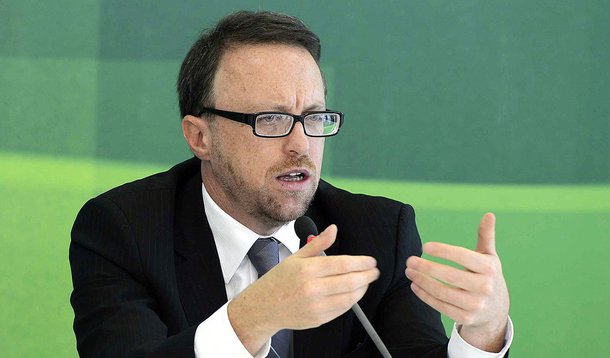 Ministro da Secretaria de Comunicação Social da Presidência da República, Thomas Traumann, critica a Folha por manchete publicada nesta segunda-feira: “Para exercer corretamente o papel de fiscal do poder, o bom jornalismo precisa saber separar fato de ficção, e publicar apenas os fatos”; segundo ele, reportagem que afirma que a presidente Dilma Rousseff não cumpriu 43% das promessas de 2010 se perde em falhas metodológicas, avaliações subjetivas e erros grosseiros