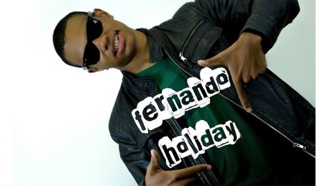 "Um ilustre desconhecido, muito jovem, inaugura uma página no Facebook poucos dias antes do protesto anti Dilma. Minutos depois, pessoas que obviamente não pertencem ao seu grupo social curtem uma foto dele sem nada de especial, ele posta um vídeo (profissional), o vídeo explode na internet (teria sido "patrocinado"?) e o rapaz acaba, cerca de um mês depois, virando notícia na home do UOL", escreve o blogueiro Eduardo Guimarães, que sugere que o jovem foi "criado" e patrocinado pelo Movimento Brasil Livre