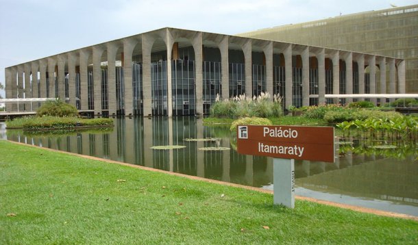 Os servidores do Ministério das Relações Exteriores decidiram em assembleia entrar em greve caso a pauta de reivindicações da categoria não seja atendida até 6 de maio; uma das reivindicações que a categoria considera mais importante é o pagamento do auxílio-moradia no exterior, que, segundo o sindicato da categoria, que representa os 1,2 mil servidores do órgão, está com atraso médio de três meses, mas há casos em que chegam até a um ano