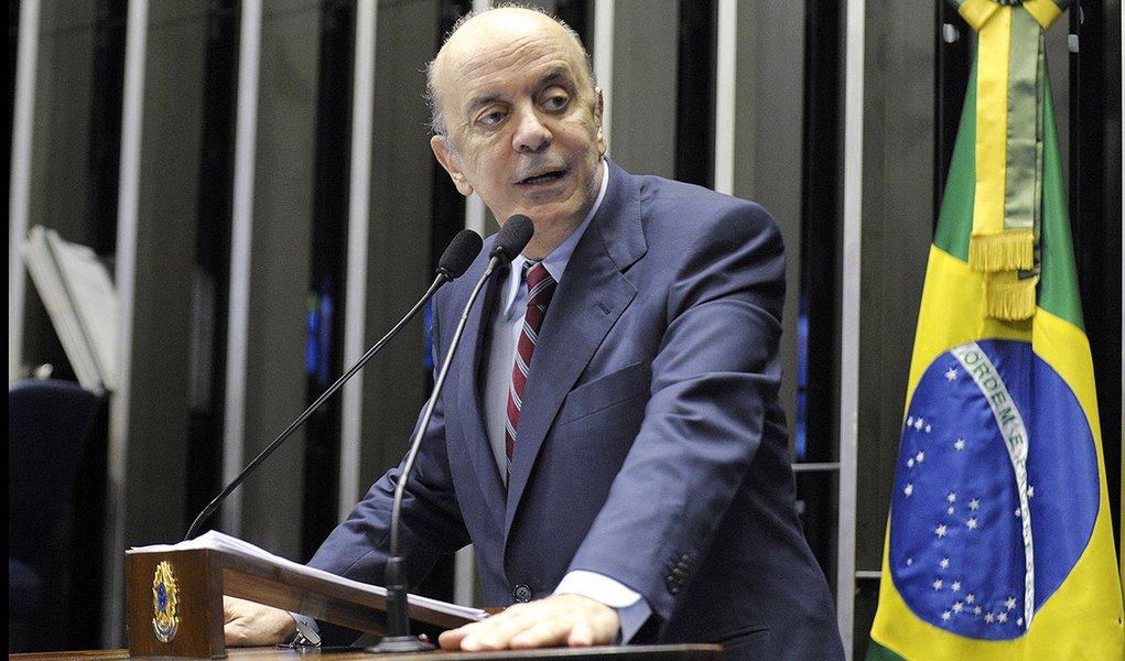 De acordo com o PLS 25/2015, do senador José Serra (PSDB-SP), uma cidade com mais de 200 mil eleitores seria dividida em distritos, em número igual ao de vagas na câmara municipal; cada distrito elegeria um vereador por maioria simples (50% dos votos mais um); assim, o candidato mais votado seria eleito; texto não foi votado na semana passada por conta de pedido de vista apresentado pelo senador Humberto Costa (PT-PE)