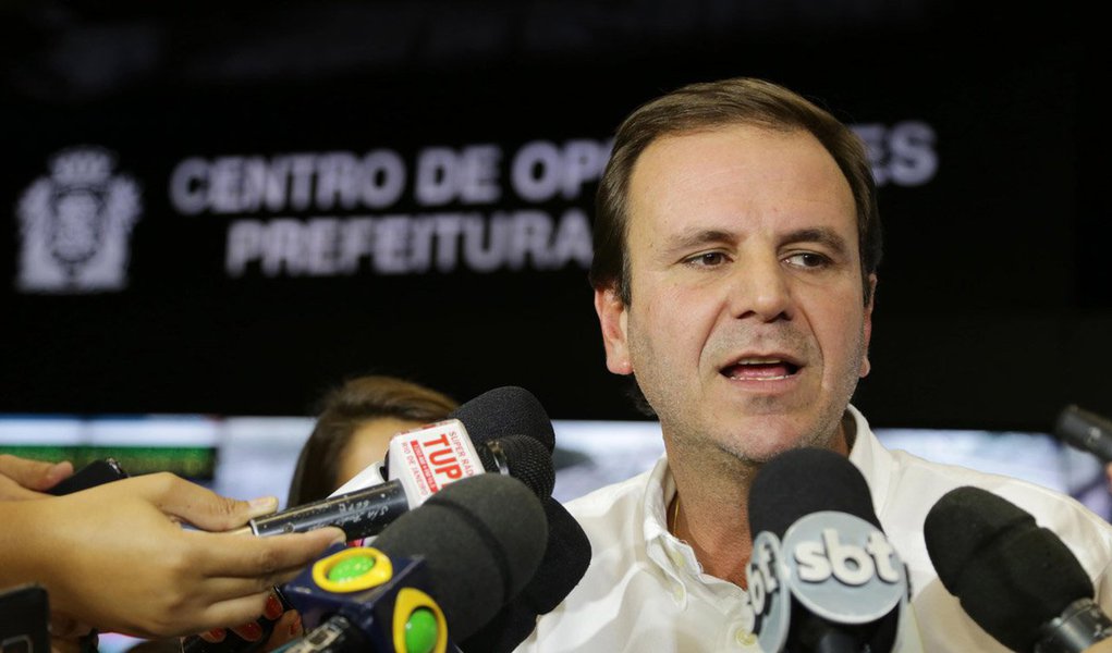 Prefeito do Rio, Eduardo Paes conseguiu na Justiça Federal uma liminar que autoriza o Executivo municipal a quitar a dívida com o governo federal pelas novas regras de renegociação das dívidas dos estados e municípios, que foram baixadas pelo Congresso Nacional; segundo informou a coluna de Ancelmo Gois, o prefeito da capital disse que a Executivo deve apenas R$ 28 milhões à União; em setembro, antes da nova regra, a dívida do Rio com a União somou R$ 6,1 bilhões