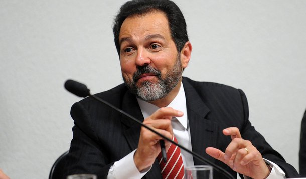 Ex-governador do Distrito Federal, Agnelo Queiroz (PT) vai fazer curso em cirurgia para voltar a atuar como médico; nova equipe de governo de Rodrigo Rollemberg (PSB) avalia que o petista deixou um rombo de ao menos R$ 3,5 bilhões; saldo em caixa é insuficiente para pagar o funcionalismo