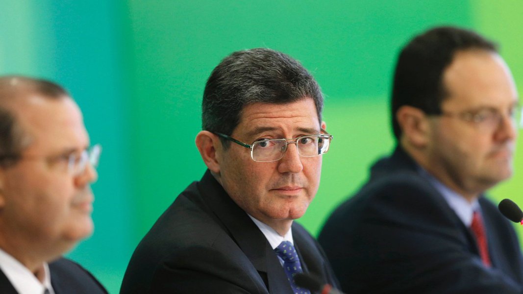 Auxiliar de Dilma Rousseff definiu a entrevista do titular da Fazenda como “desnecessária” e “desastrosa”, segundo colunista Josias de Souza; Joaquim Levy chamou a desoneração da folha de pagamento de brincadeira de R$ 25 bilhões por ano; “Quando enviar novas propostas ao Legislativo, a presidente Dilma precisa informar se é brincadeira ou se devemos levar a sério”, também reagiu o deputado Lúcio Vieira Lima (PMDB-BA)
