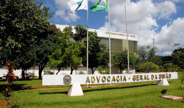 A Advocacia Geral da União (AGU) conseguiu economizar R$ 625,84 bilhões para os cofres públicos no ano passado; a quantia é referente aos valores que foram recuperados ou deixaram ser gastos pelo governo por meio da atuação do órgão nos tribunais de todo o país; os números estão no Panorama AGU 2014, publicação anual que reúne dados do trabalho de 12 mil servidores, responsáveis por representar o governo federal em ações na Justiça