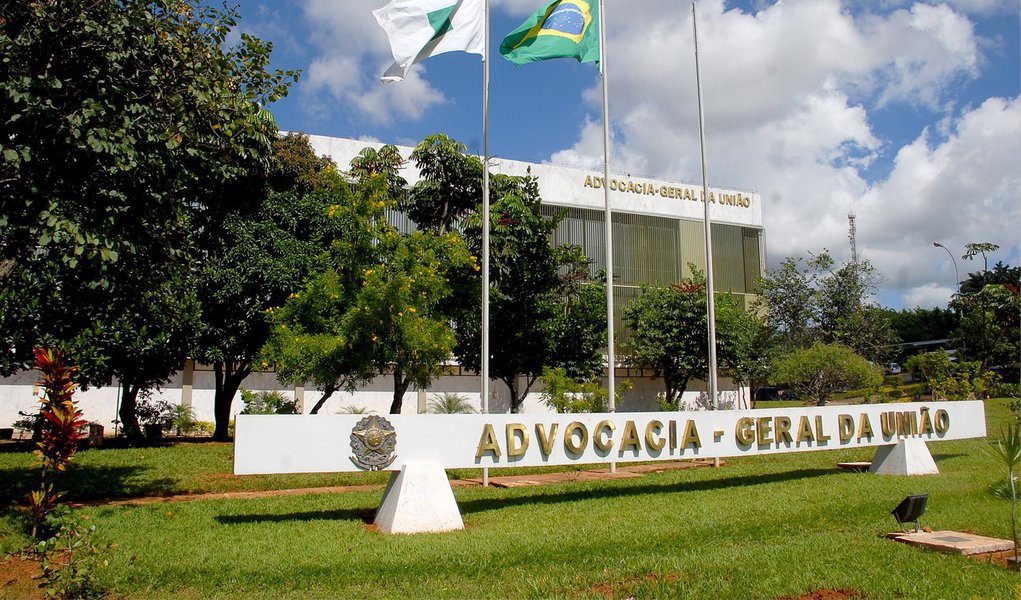A Advocacia Geral da União (AGU) conseguiu economizar R$ 625,84 bilhões para os cofres públicos no ano passado; a quantia é referente aos valores que foram recuperados ou deixaram ser gastos pelo governo por meio da atuação do órgão nos tribunais de todo o país; os números estão no Panorama AGU 2014, publicação anual que reúne dados do trabalho de 12 mil servidores, responsáveis por representar o governo federal em ações na Justiça