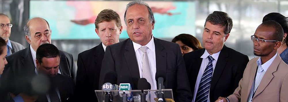 O governador do Rio, Luiz Fernando Pezão, disse que a Companhia Estadual de Águas e Esgotos (Cedae) terá contratos e tarifas monitorados de perto pela Agência Reguladora de Energia e Saneamento Básico do Estado do Rio (Agenersa) a partir do segundo semestre; "A gente quer que a Cedae sofra a regulação da agência"; o gestor voltou a negar a possibilidade de o governo promover mudanças no regime tarifário da empresa, de maneira que sejam beneficiadas as pessoas que consomem menos água