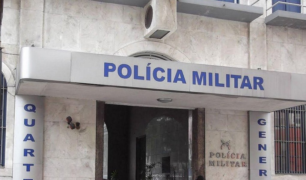 Desde o início deste ano, 102 policiais foram mortos no estado; destes, 85 em dias de folga e 17 em serviço; presidente da Associação de Praças da PM e Corpo de Bombeiros Militares do Rio, Vanderlei Ribeiro demonstrou preocupação com a vida dos agentes e disse haver "um equívoco de planejamento na atuação do policial na rua"; "Os agentes devem ter informações precisas e eficazes, como mapeamento da área por parte do serviço de inteligência, a fim de que possam se defender em caso de confronto com criminosos", afirmou
 
 