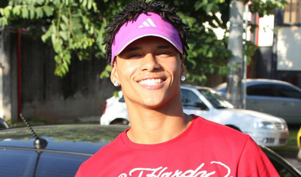 Inquérito realizado pela polícia aponta que o dançarino DG do programa da Rede Globo, Esquenta, foi morto por um tiro de um policial em uma favela da zona sul do Rio em abril do ano passado; segundo o documento, Douglas Rafael da Silva Pereira foi morto com apenas um tiro, que partiu da arma do soldado Walter Saldanha Corrêa Junior; laudo médico informou que o tiro disparado perfurou o pulmão e saiu pelo braço direito do dançarino; cinco policiais mentiram durante as investigações para proteger Walter