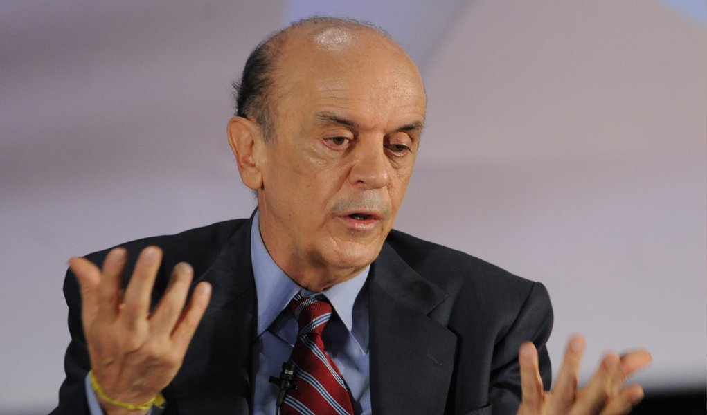 O senador José Serra (PSDB) afirmou nesta quinta (22) que os anúncios feitos pela equipe econômica são modestos, considerando a meta de economia estabelecida para este ano; "O resultado é modesto, não é tão ambicioso. Na comparação dos últimos 15 anos, a meta de superávit primário [economia feita pelo governo para pagar os juros da dívida] só é maior do que a do ano passado, que foi zero", disse; segundo ele, a tendência é de aumento da dívida líquida como proporção do PIB para os próximos anos