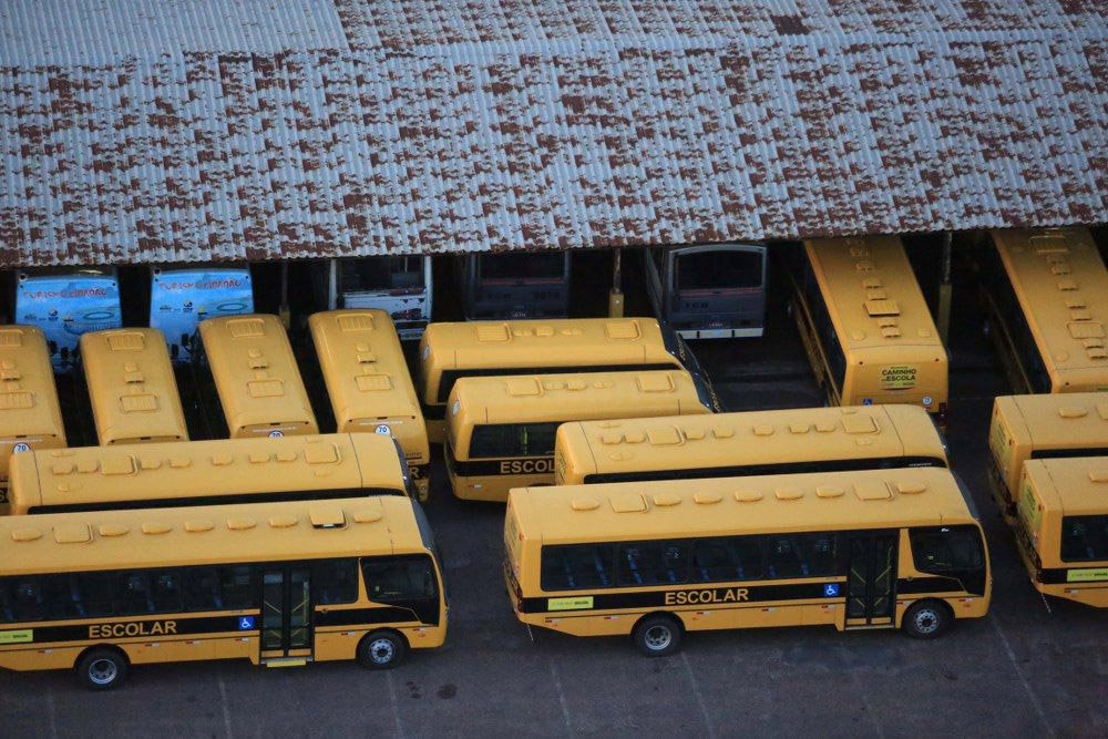 As empresas contratadas pelo governo do Distrito Federal para fazer o transporte escolar gratuito de alunos da rede pública de ensino aumentaram a frota, temporariamente, de 550 para 586 ônibus; o reforço é necessário para substituir 36 veículos de propriedade do governo, adaptados para estudantes do ensino especial, que estão sem motoristas e sem monitores, porque o contrato, que tinha duração de seis meses, terminou em 5 de janeiro; a Secretaria de Educação do DF já está preparando o edital para licitar novas contratações, que agora serão de 30 meses