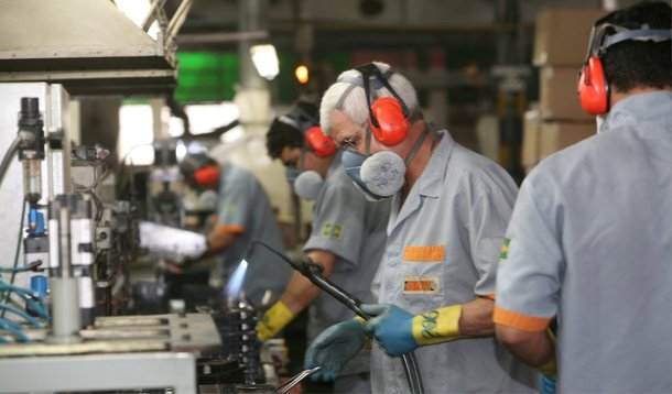 Nova estimativa foi enviada ao Congresso com base nas projeções do mercado, informou o ministério do Planejamento; previsão anterior era de alta de 2% para 2015; governo também anunciou novas metas fiscais; para o próximo ano é de R$ 66,3 bilhões, ou 1,2% do PIB