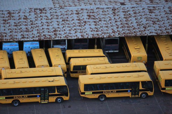 As empresas contratadas pelo governo do Distrito Federal para fazer o transporte escolar gratuito de alunos da rede pública de ensino aumentaram a frota, temporariamente, de 550 para 586 ônibus; o reforço é necessário para substituir 36 veículos de propriedade do governo, adaptados para estudantes do ensino especial, que estão sem motoristas e sem monitores, porque o contrato, que tinha duração de seis meses, terminou em 5 de janeiro; a Secretaria de Educação do DF já está preparando o edital para licitar novas contratações, que agora serão de 30 meses