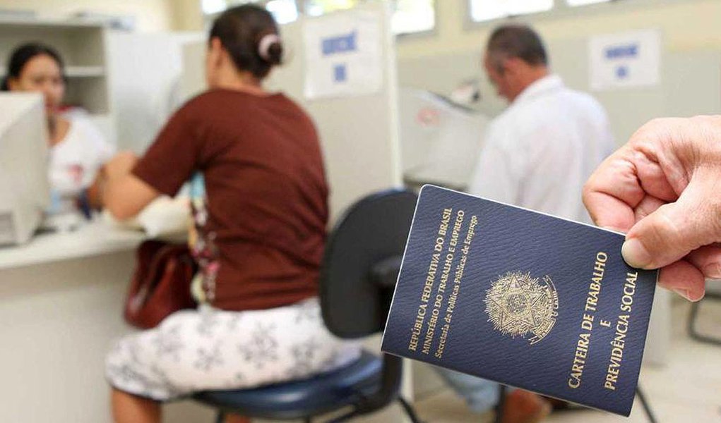 O governo federal publicou na noite de ontem, em edição extraordinária do Diário Oficial, as medidas provisórias (MPs) 664 e 665, que alteram as regras da concessão de benefícios previdenciários e trabalhistas, entre eles a concessão do seguro-desemprego