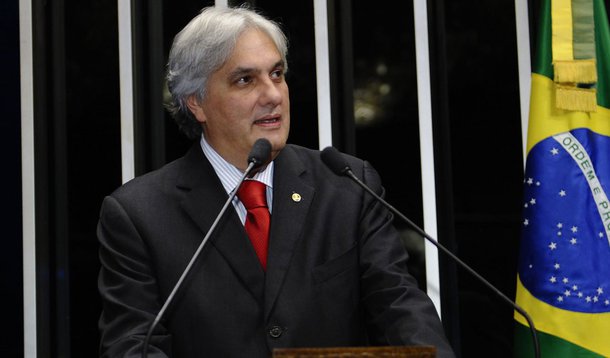 O senador Delcídio Amaral (PT-MS) foi eleito, nesta terça-feira (10), para presidir a Comissão de Assuntos Econômicos (CAE). Delcídio teve o pedido de abertura de inquérito contra ele no âmbito da Operação Lava Jato arquivado pelo Supremo Tribunal Federal (STF); ao assumir a comissão, o parlamentar afirmou que irá colocar em votação, já na próxima semana, os pedidos para convocar os membros da equipe econômica do governo da presidente Dilma Rousseff