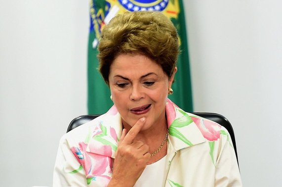 Numa visão bem simplista, Dilma Rousseff poderia sair de seu governo como heroína se usasse sua autoritária personalidade para cortar 10 ministérios. Assim, rápido, na raiz. Ou 15, sem problema