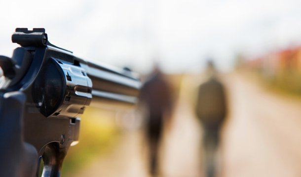 O número de homicídios no Distrito Federal caiu 16% em maio de 2015 em comparação com o mesmo mês no ano passado; é o que aponta o balanço divulgado pela Secretaria de Segurança Pública e da Paz Social; foram 42 assassinatos registrados neste ano contra 50 no mesmo mês em 2014; o número de latrocínio também apresentou queda; foram dois roubos seguidos de morte em 2015 contra oito registrados no mesmo mês no ano passado