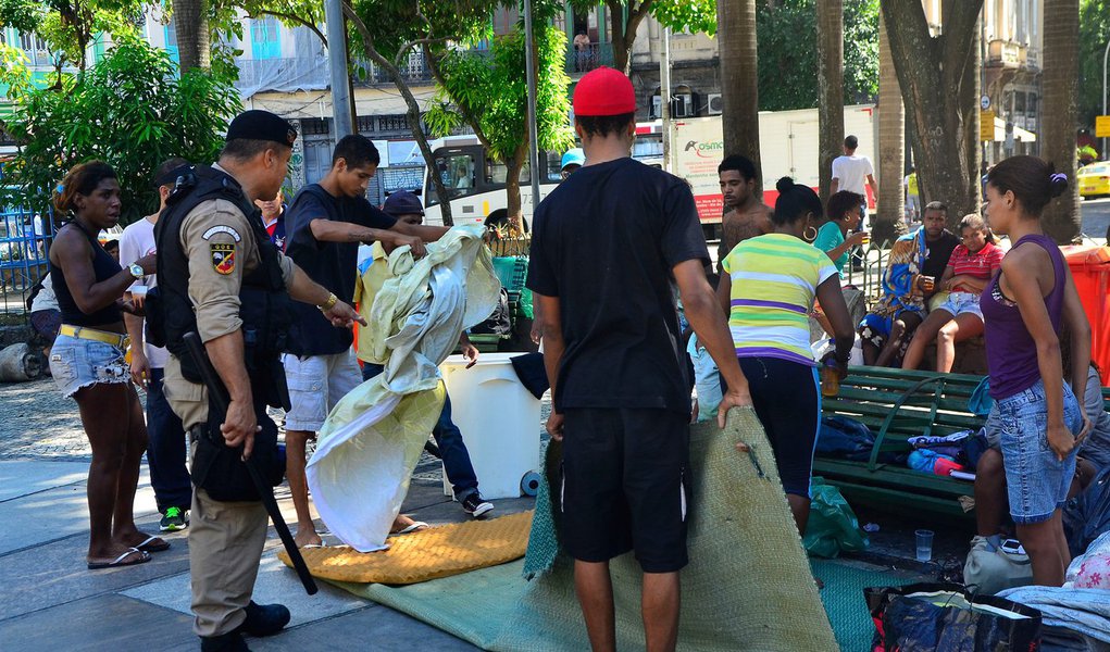 Um grupo de pessoas que tentou invadir um prédio na Avenida Venezuela, no Centro do Rio, se instalou na Praça da Cruz Vermelha, também na região central da capital fluminense; ao todo, 40 pessoas estão no local, segundo mostrou o RJTV; guardas municipais e agentes da Secretaria Municipal de Ordem Pública monitoram o grupo, o mesmo que invadiu o prédio da Cedae, na Via Binário do Porto, em março
