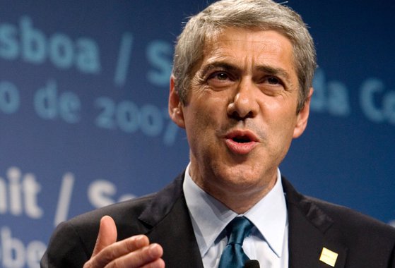 A polícia de Portugal prendeu o ex-primeiro-ministro socialista José Sócrates e mais três pessoas em uma investigação sobre suposto crime tributário, corrupção e lavagem de dinheiro, informou a Procuradoria Geral neste sábado