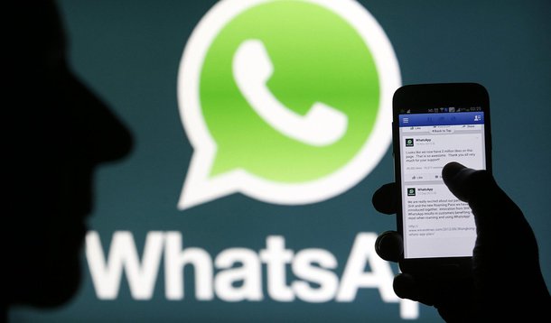 Operadoras de telecomunicações no Brasil pretendem entregar a autoridades locais em dois meses um documento com embasamentos econômicos e jurídicos contra o funcionamento do aplicativo WhatsApp, controlado pelo Facebook, disseram à Reuters três fontes da indústria. Uma das empresas do setor estuda também entrar com uma ação judicial contra o serviço. Recentemente, o presidente da Vivo, Amos Genish, disse que o aplicativo é "pirataria pura"