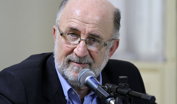 O deputado estadual Paulo Corrêa Rocha (PSDB) fez um levantamento feito no Sistema de Acompanhamento Financeiro do Estado (Siafem) apontando que a dívida do estado é de R$ 2,9 bilhões, sendo R$ 1 bilhão com restos a pagar do ano passado e R$ 1,9 bilhão com serviços já executados no primeiro trimestre deste ano, mas que ainda não foram pagos; segundo o governo, crise na Petrobras, queda nos preços do barril do petróleo e desaceleração do crescimento afetam as finanças do estado