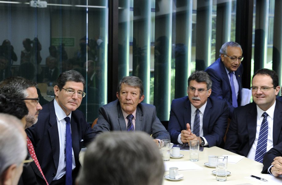 Futuros ministros da Fazenda, Joaquim Levy, e do Planejamento, Nelson Barbosa, se reuniram hoje com integrantes da Comissão Mista de Orçamento (CMO), a quem se comprometerem a manter as metas da LDO 2015; os ministros traçaram um cenário econômico de dificuldades e adiantaram que medidas duras serão adotadas para ajustar a economia