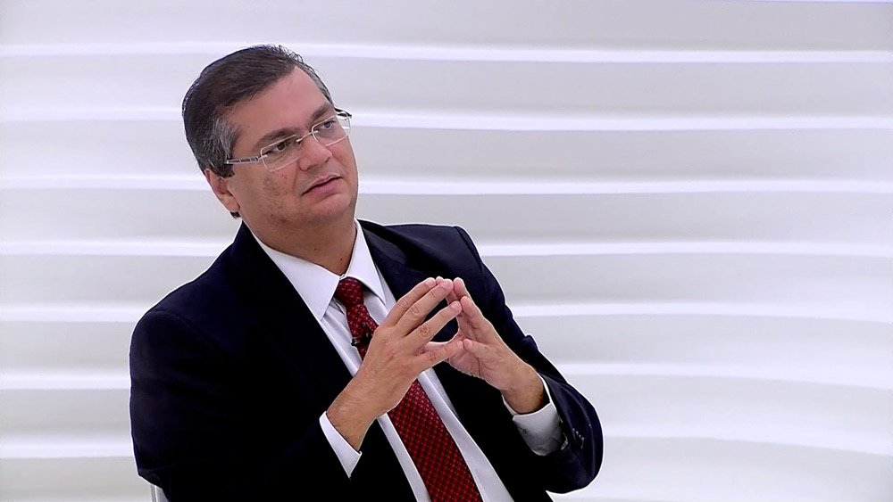 Utilizando a ferramenta twitter, o governador do Maranhão, Flávio Dino falou, da primeira mudança significativa feita pelo seu governo; "Na nossa equipe não há ninguém se ocupando em tramar o roubo do dinheiro público", disse; o novo governador rebateu críticas e lembrou de suas primeiras medidas de impacto no cargo; "A proibição do nome de pessoas vivas em prédios públicos, a contratação de mais policiais, a suspensão de pagamentos imorais...", afirmou
