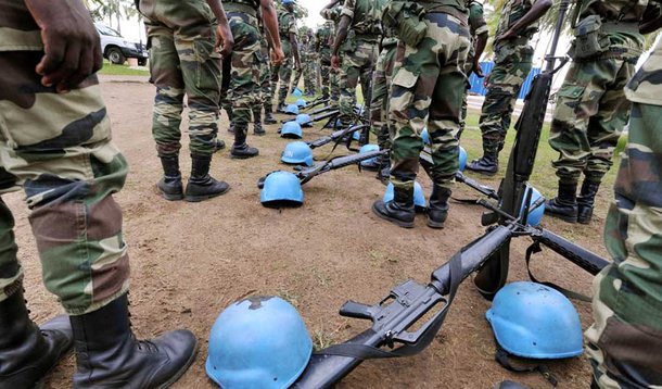 Agressores desconhecidos dispararam dezenas de foguetes em direção a uma base da Organização das Nações Unidas nos arredores da cidade de Kidal, no norte do Mali, neste domingo, 8, matando pelo menos três pessoas; segundo a ONU, o incidente é o terceiro ataque neste fim de semana, apontando para a instabilidade em curso dois anos depois de a França ter ajudado a retomar o deserto no norte do país de militantes ligados à Al Qaeda