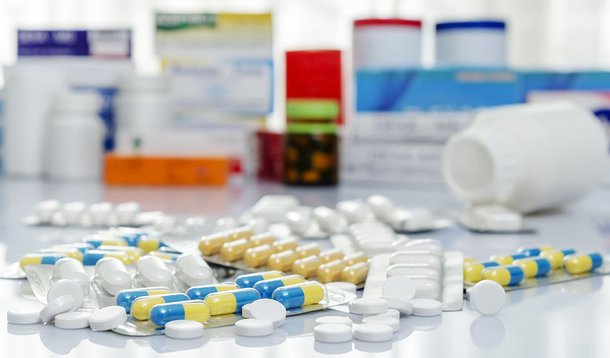 Nove (13,8%) dos 65 medicamentos usados pela rede pública no tratamento contra câncer estão com estoques zerados no Distrito Federal; a Secretaria de Saúde informou que deu início a um mutirão para adquirir remédios; ainda não existe prazo para o reabastecimento; dados da pasta apontaram que, entre 1º de janeiro e 15 de julho, o DF recebeu 336 notificações judiciais para fornecimento de remédios; segundo a secretaria, o vazio nas prateleiras está relacionado a dívidas com fornecedores herdadas da gestão Agnelo Queiroz