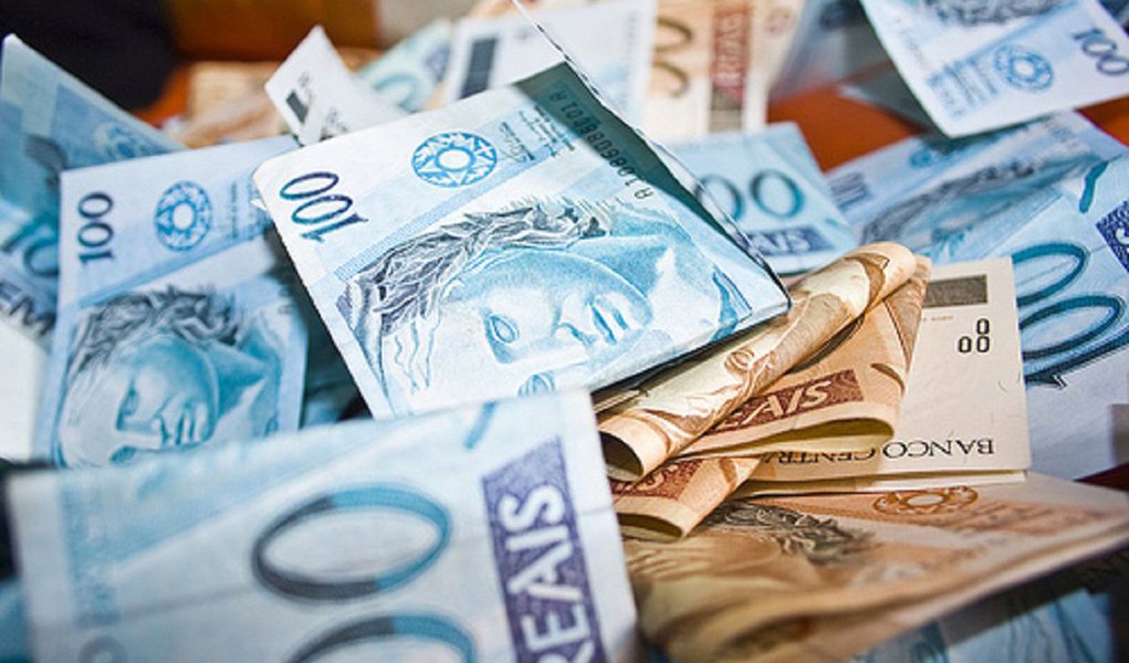 Até sexta-feira (31), a Secretaria de Planejamento, Orçamento e Gestão recolherá sugestões para a elaboração da Lei Orçamentária Anual (LOA) de 2016, que detalha os recursos a serem arrecadados e fixa os gastos do ano; as contribuições podem ser enviadas para o e-mail orcamento@seplag.df.gov.br; para o ano que vem, a Secretaria de Planejamento, Orçamento e Gestão — órgão central na produção dos textos — estima que o governo terá orçamento de R$ 29,9 bilhões; a LOA 2015 é de quase R$ 29 bilhões