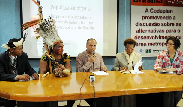 Pesquisa inédita sobre o perfil da população indígena realizada pela Codeplan aponta risco à cultura indígena, ao relembrar que, segundo o IBGE-2010, 97% dos "nativos" moram em áreas urbanas; "além de perder a identidade como índio, estão em situação de analfabetismo, de emprego de baixa remuneração", destacou o diretor de Estudos e Políticas Sociais da Codeplan, Flávio Gonçalves; levantamento mostrou, por exemplo, que proporção de pessoas de 15 anos ou mais não alfabetizadas é superior ao de outros grupos étnicos: 5,3%; os negros somam 4,3% de analfabetos, e os não negros tem a menor taxa, 2,4%